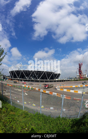 Bau-Verkehr in der Nähe des Olympiastadions 2012 und der ArcelorMittal Orbit von Anish Kapoor, Olympiapark, Stratford, London Stockfoto