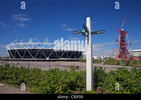 2012 Olympische Stadion und der ArcelorMittal Orbit von Anish Kapoor, Ansicht Rohr, Olympiapark, Stratford East End entnommen, Stockfoto