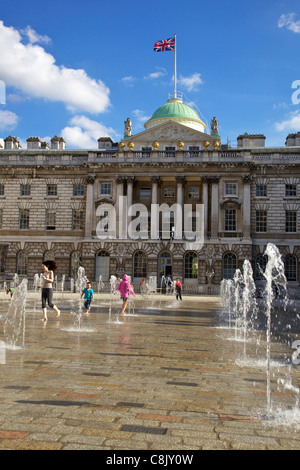 Kinder spielen im Sommersonne, Edmond J. Safra Fountain Court, Somerset House, London, England, UK, Deutschland, GB, Stockfoto