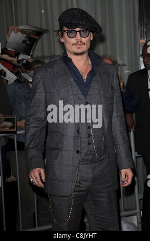 Johnny Depp im Ankunftsbereich für Playboy Gastgeber FilmDistrict THE RUM DIARY Premiere, The Ziegfeld Theatre, New York, NY 25. Oktober 2011. Foto von: Kristin Callahan/Everett Collection Stockfoto