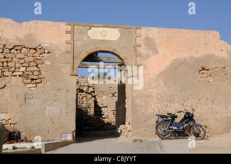 Tor der alten Kasbah von Agadir auf einer Anhöhe nahe der modernen Stadt. Es wurde durch ein Erdbeben dem Erdboden gleichgemacht; nur Ruinen erhalten sind. Stockfoto