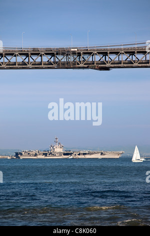 US Marine Flugzeugträger CVN-70 Carl Vinson vertäut über die Bay Bridge während der Fleet Week in San Francisco, Kalifornien, USA Stockfoto