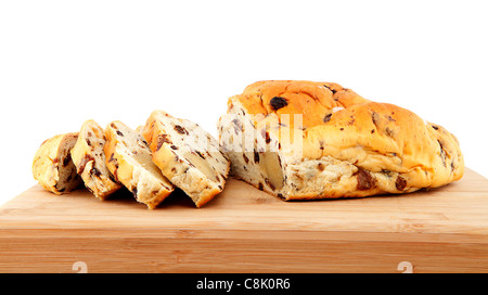 Scheiben Brot auf Holzbrett auf weißem Hintergrund zu erhöhen Stockfoto