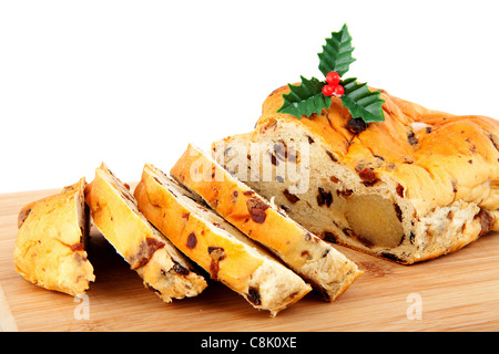 Scheiben Brot auf Holzbrett auf weißem Hintergrund zu erhöhen Stockfoto