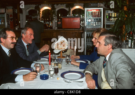 Bukarest, Rumänien. Geschäftsleute und Frau sitzt an einem Tisch in ein elegantes Restaurant. Stockfoto