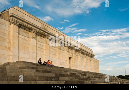 Zeppelin-Feld (Zeppelinfeld)-Tribüne auf Nazi Party Rally Grounds (Reichsparteitagsgelände) in Nürnberg (Nürnberg), Deutschland Stockfoto