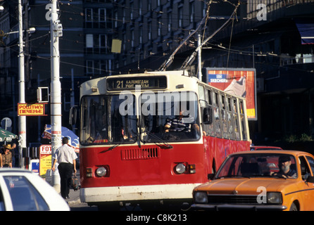Belgrad, Serbien, Jugoslawien. Verkehr; Menschen, die mit den öffentlichen Verkehrsmitteln; Obus; Autos. Stockfoto
