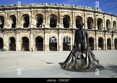 Die Arena im Stadtzentrum. Die Statue von Nimeno II. Schuf BI Serena Carone. Nimes, Occitanie, Frankreich Stockfoto