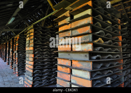 Trocknung Hof mit Dachziegeln in Racks in Ziegeleien, Boom, Belgien Stockfoto