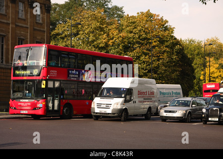 Verkehr, warten an der Ampel am Kreisverkehr der Hyde Park in London Stockfoto