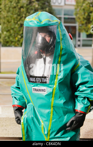 Sanitäter tragen Tight Gas-Anzüge (GTS) bei der Einführung von Nordirland Ambulance Service (NIAS) Ex-Bereich Response Team (HART). BELFAST 26/10/2011 Stockfoto