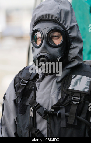 Sanitäter tragen Schnelle Don Schutzanzüge bei der Einführung von Nordirland Ambulance Service (NIAS) Ex-Bereich Response Team (HART). BELFAST 26/10/2011 Stockfoto