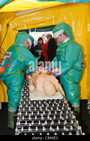 Sanitäter zeigen die Dekontamination Vorgehensweise während des Starts von Nordirland Ambulance Service (NIAS) gefährlichen Bereich Response Team (HART). BELFAST 26.10.2011 Stockfoto