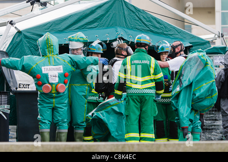 Sanitäter ändern in Schutzanzüge bei der Einführung von Nordirland Ambulance Service (NIAS) Ex-Bereich Response Team (HART). BELFAST 26/10/2011 Stockfoto