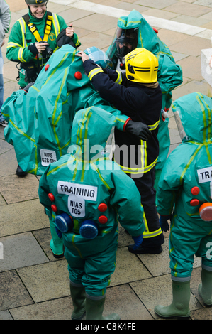 Sanitäter tragen Tight Gas-Anzüge (GTS) bei der Einführung von Nordirland Ambulance Service (NIAS) Ex-Bereich Response Team (HART). BELFAST 26/10/2011 Stockfoto