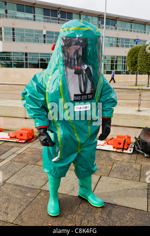 Sanitäter tragen Tight Gas-Anzüge (GTS) bei der Einführung von Nordirland Ambulance Service (NIAS) Ex-Bereich Response Team (HART). BELFAST 26/10/2011 Stockfoto