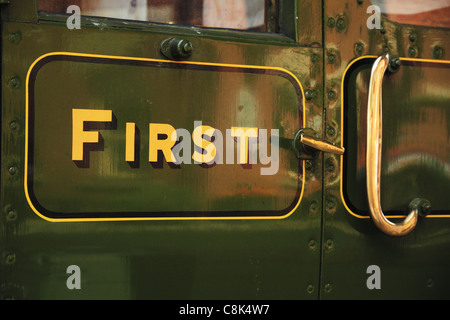 First class Zeichen auf eine alte Eisenbahn Wagen Tür am Bluebell Railway, Sussex, England. Stockfoto