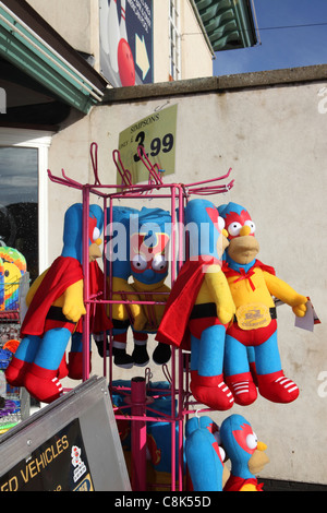 Gefälschte Ware "Simpsons", fake Homer im Superman-Kostüm für den Verkauf im Geschenkeladen Great Yarmouth, Norfolk, Großbritannien Stockfoto