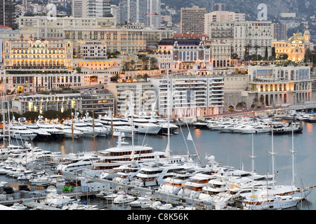 Yachten und Segelboote im Port Hercule in das unabhängige Fürstentum von Monaco an der französischen Riviera (Mittelmeerküste). Stockfoto