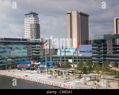 BBC Neubau u.a. am MediaCityUK in Salford Quays mit der Manchester Metro System Station vor. Stockfoto