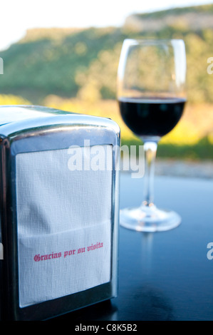 Vielen Dank für Ihren Besuch. Papierservietten und ein Glas Rotwein. Spanien. Stockfoto