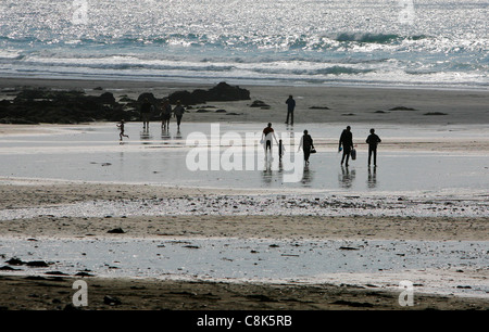 Familie Silhouette am Strand von Porthtowan, Cornwall, England, UK Stockfoto