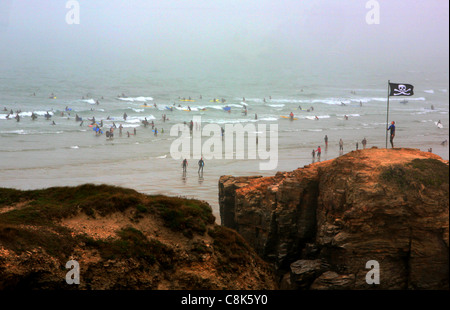 Schädel und gekreuzten Knochen Flagge mit Blick auf Perranporth Strand, Cornwall, England, UK Stockfoto