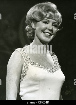 KATHY KIRBY (1928–2010) englische Popsängerin in der Fernsehsendung Showtime von ITC im Jahr 1966. Foto: Tony Gale Stockfoto