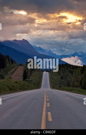 Einsame Auto am Yellowhead Highway in den frühen Morgen-Mount Robson Provincial Park, Britisch-Kolumbien, Kanada. Stockfoto