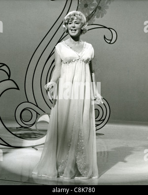 KATHY KIRBY (1928–2010) englische Popsängerin in der Fernsehsendung Showtime von ITC im Jahr 1966. Foto: TonybGale Stockfoto