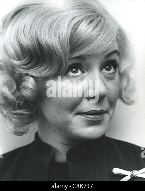 Englische Pop-Sängerin KATHY KIRBY (1938 – 2011) auf Ready, Steady, Go im November 1963. Foto Tony Gale Stockfoto