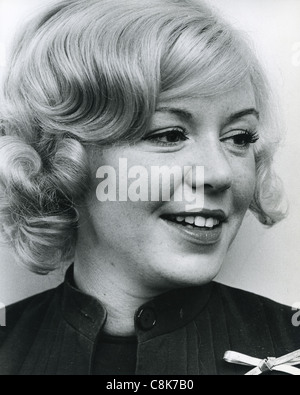 Englische Pop-Sängerin KATHY KIRBY (1938 – 2011) auf Ready, Steady, Go im November 1963. Foto Tony Gale Stockfoto