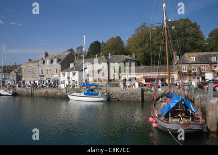 Padstow Cornwall September Sportboote vor Anker im Hafen von diesem Fischereihafen ein beliebtes Touristenziel Stockfoto