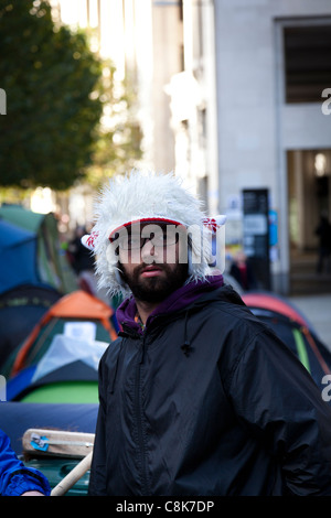 Antikapitalistische Demonstrant einen lustigen Hut außerhalb St. Pauls Cathedral, London, Oktober 2011. Stockfoto