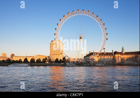 London Eye, Themse und Southbank im Abendlicht; London; England Stockfoto