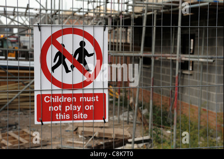 Kinder, die Warnung zu unterzeichnen, auf einer Baustelle Stockfoto