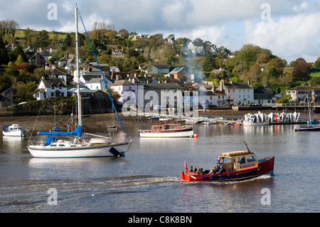 Dittisham ist ein Dorf und Zivilgemeinde in der South Hams England, Greenway und Dittisham Fähre. Cruising Dart, Dartmouth, Stockfoto