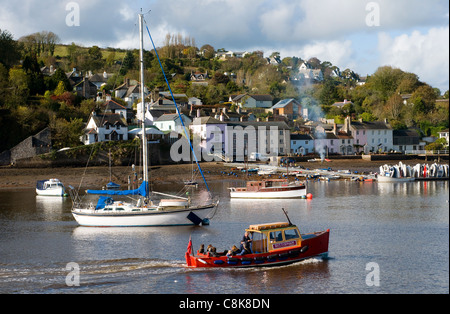 Dittisham ist ein Dorf und Zivilgemeinde in der South Hams England, Greenway und Dittisham Fähre. Cruising Dart, Dartmouth, Lagerfeuer Stockfoto