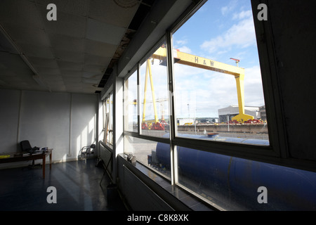 Blick auf Harland und Wolff Werftkrane aus in einer alten Fabrik Lager Einheit Belfast Nordirland Vereinigtes Königreich Stockfoto