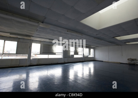 Leere, verlassene Büroflächen in einem alten Fabriklager in belfast, Nordirland, einem Teil des ehemaligen Anwesens harland und wolff Stockfoto