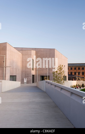 Blick auf die Fußgängerbrücke zum Kunst- und Bildhauermuseum der Hepworth Gallery (Sonnenbeton unter blauem Himmel) - Wakefield, West Yorkshire, England, Großbritannien. Stockfoto