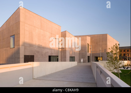 Blick auf die Fußgängerbrücke zum Kunst- und Bildhauermuseum der Hepworth Gallery (Sonnenbeton unter blauem Himmel) - Wakefield, West Yorkshire, England, Großbritannien. Stockfoto