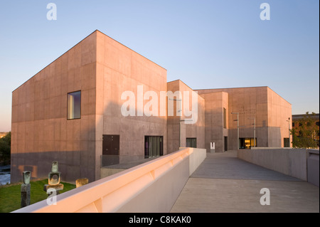 Blick auf die Fußgängerbrücke zum Kunst- und Bildhauermuseum der Hepworth Gallery (Sonnenbeton unter blauem Himmel) - Wakefield, West Yorkshire, England, Großbritannien. Stockfoto