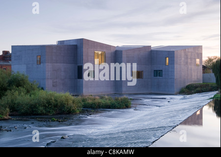 Die Hepworth Galerie art museum (bis in der Dämmerung leuchtet) am Wasser Fluß Calder (Wasser über Wehr) Wakefield, West Yorkshire, England, Großbritannien fließt Stockfoto