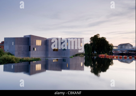 Die Hepworth Galerie Kunst Museum auf Wasser Fluß Calder, im Wasser reflektiert (Leuchten in der Dämmerung) - Wakefield, West Yorkshire, England, UK. Stockfoto