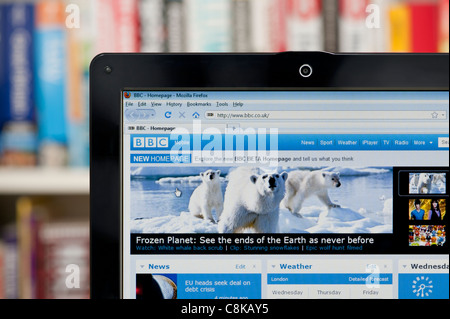 Die BBC Online Website erschossen vor einem Bücherregal-Hintergrund (nur zur redaktionellen Verwendung: print, TV, e-Book und redaktionelle Webseite). Stockfoto
