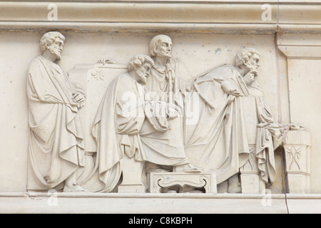 Detail eines Sandsteinfrieses auf dem ehemaligen Sheriff Court-Gebäude in der Merchant City an der Wilson Street, Glasgow, Schottland, Großbritannien, Europa Stockfoto