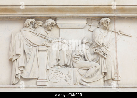 Detail einer Sandstein Fries auf dem ehemaligen Sheriff Court Gebäude in der Merchant City auf Wilson Street, Glasgow, Schottland, Großbritannien Stockfoto