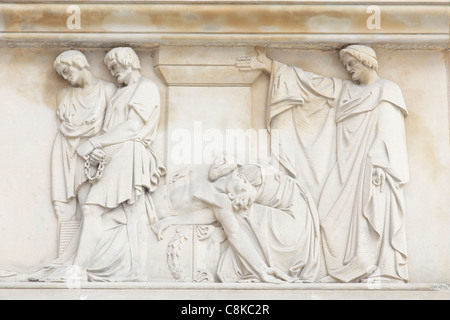 Detail einer Sandstein Fries auf dem ehemaligen Sheriff Court Gebäude in der Merchant City auf Wilson Street, Glasgow, Schottland, Großbritannien Stockfoto