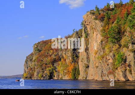 Mazinaw Rock im oberen Mazinaw See ist ein Haus der großen einheimischen indischen Piktogramme Stockfoto